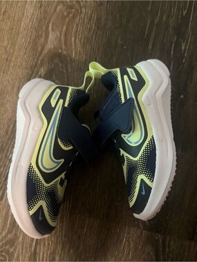 Baby/Toddler Nike Cosmic Runner Sneakers - light green and navy - Size 6C